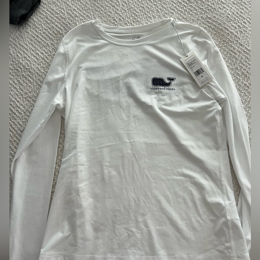 Vineyard vines white with navy stars whale long sleeve: PERFORMANCE: athletic
